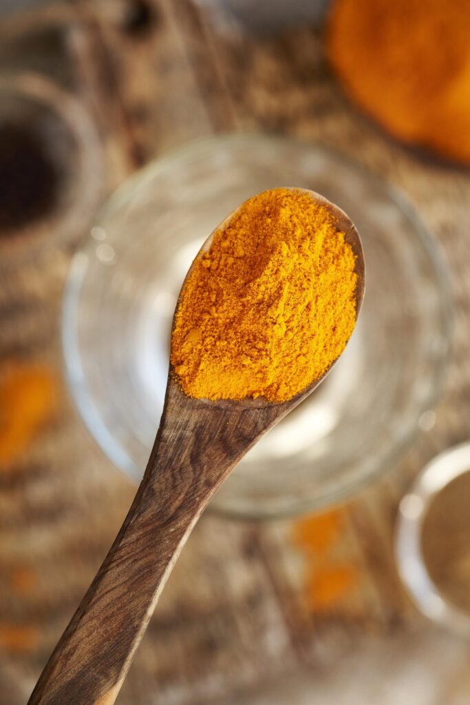 How to Identify Adulterated Turmeric Powder at Home Pure turmeric powder and whole turmeric roots showing natural color and freshness